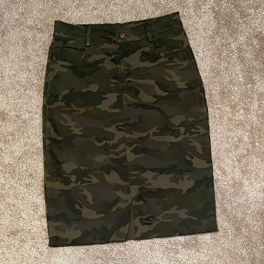 BRAND NEW Vici camo skirt